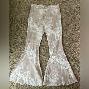 Peach Love California Tie-Dye Flared Jeans in Blush and White